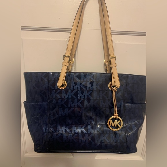 Michael Kors Signature PVC jet set tote in Navy Blue - Picture 6 of 12